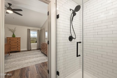 This stunning 4-bed, 3-bath mountain retreat combines luxury - photo 29