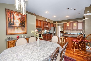 Welcome to luxury living *on* the Shaker Run Golf Course! This - photo 32