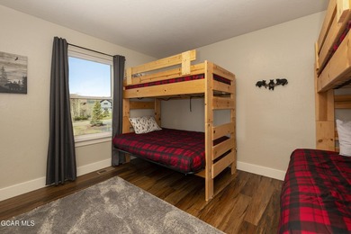 This stunning 4-bed, 3-bath mountain retreat combines luxury - photo 34