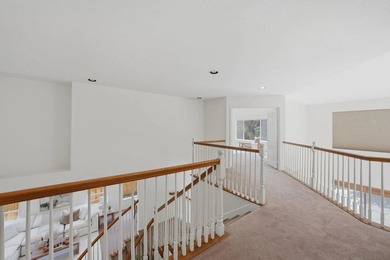 Welcome to this stunning 5-bedroom, 3.5-bathroom executive home - photo 34