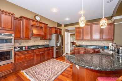 Welcome to luxury living *on* the Shaker Run Golf Course! This - photo 36