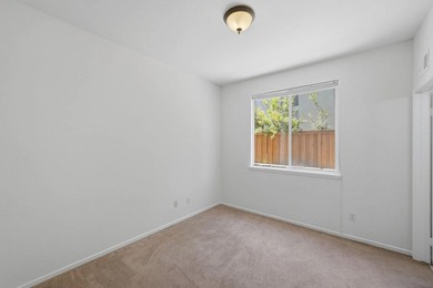 Welcome to this stunning 5-bedroom, 3.5-bathroom executive home - photo 36