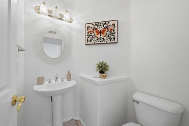 Welcome to this stunning 5-bedroom, 3.5-bathroom executive home - photo 43