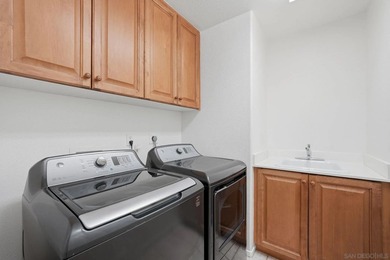 Welcome to this stunning 5-bedroom, 3.5-bathroom executive home - photo 46