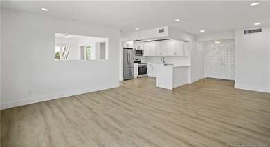 QUALITY, HIGH CALIBER, COMPLETELY RENOVATED w/ High Grade - photo 2