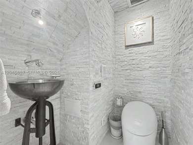Beautifully renovated 4BR/5.5BA home with separate guest house - photo 31