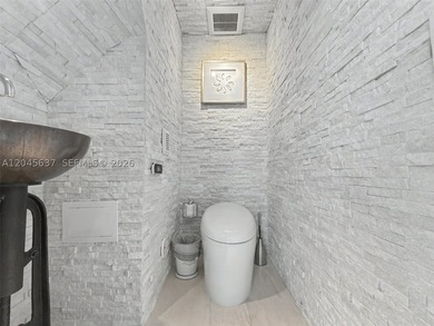 Beautifully renovated 4BR/5.5BA home with separate guest house - photo 32