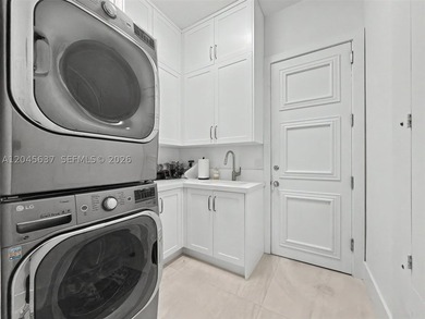 Beautifully renovated 4BR/5.5BA home with separate guest house - photo 35