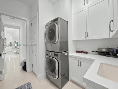 Beautifully renovated 4BR/5.5BA home with separate guest house - photo 36