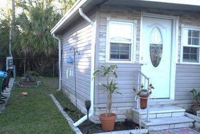 Conveniently located near beaches, shopping, dining, and parks - photo 1
