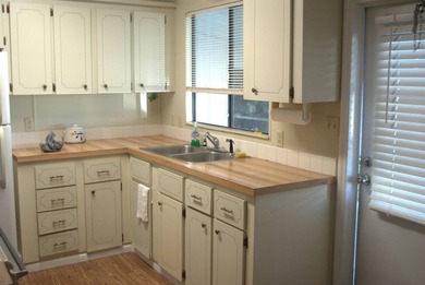 Conveniently located near beaches, shopping, dining, and parks - photo 4