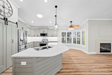 Welcome to Pinecrest Lakes! Situated on 1.1 acres, this unique - photo 12