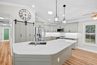 Welcome to Pinecrest Lakes! Situated on 1.1 acres, this unique - photo 13