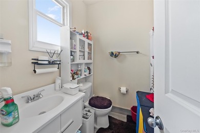 Spacious 2-Family Home on Double Lot - Central Air & Separate - photo 29