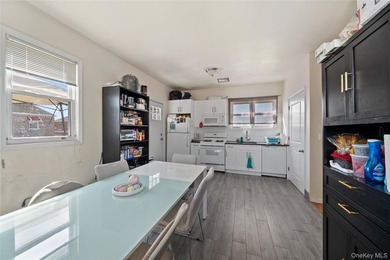 Spacious 2-Family Home on Double Lot - Central Air & Separate - photo 34
