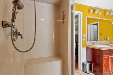 Welcome to this stunning 4-bedroom, 3-bathroom home designed for - photo 21