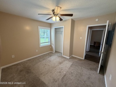 Welcome to this super charming 2 bedroom, 1 bath cottage - photo 8