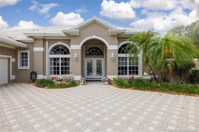 Elegant Monarch Country Club estate on a premier lot with water - photo 12