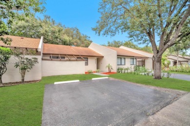 (private lake, pond, creek) Townhome/Townhouse Sale Pending in Pembroke Pines Florida