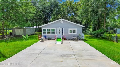 Charming 2-bedroom, 1-bath cottage in the highly sought-after - photo 1
