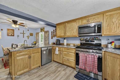 Charming 2-bedroom, 1-bath cottage in the highly sought-after - photo 3