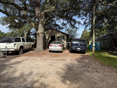 Tucked under beautiful oaks, this 2006 cottage is located - photo 1