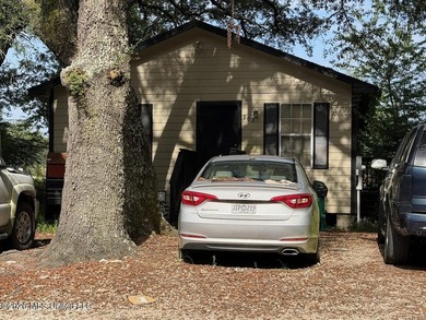 Tucked under beautiful oaks, this 2006 cottage is located - photo 2