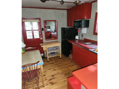 This cozy 2 bedroom seasonal cottage offers a perfect getaway - photo 3