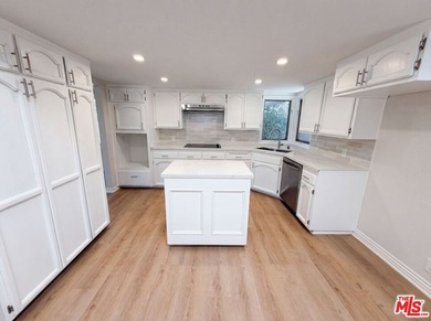 Don't miss 4421 Stanbridge Ave, showcasing fresh interior and - photo 2