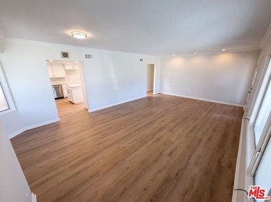 Don't miss 4421 Stanbridge Ave, showcasing fresh interior and - photo 7