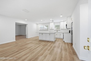Just in time for summer!! This beautifully updated 3 bedroom 2 - photo 6