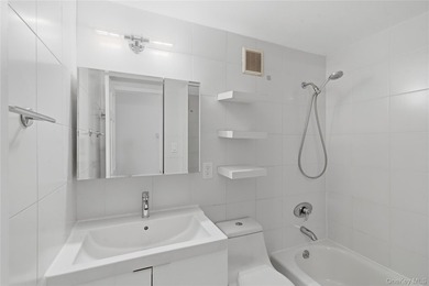 Contemporary Waterfront Condominium with Manhattan Views in - photo 18