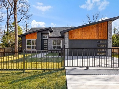 Cedar Creek Lake Home For Sale in Enchanted Oaks Texas