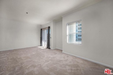 Welcome to 838 Pine Avenue! This top-floor, one-bedroom