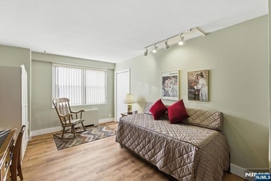 Welcome to the prestigious Pembroke, one of Fort Lee's most - photo 14