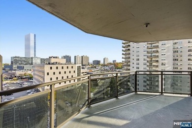 Welcome to the prestigious Pembroke, one of Fort Lee's most - photo 16