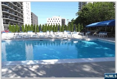 Welcome to the prestigious Pembroke, one of Fort Lee's most - photo 18