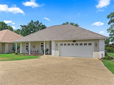 LOCATION! LOCATION! LOCATION! This charming house in a cozy - photo 3