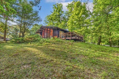 This 2-bedroom, 1-bath cottage in Sunset Hills offers lake - photo 2