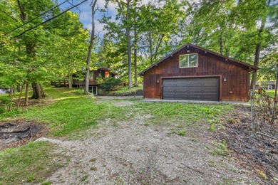 This 2-bedroom, 1-bath cottage in Sunset Hills offers lake - photo 6