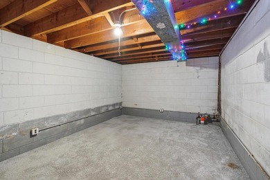 Nice twin home situated on a large corner lot, ideal for - photo 18