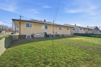 Nice twin home situated on a large corner lot, ideal for - photo 22