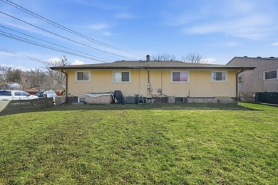 Nice twin home situated on a large corner lot, ideal for - photo 23