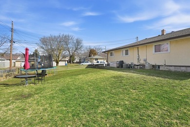 Nice twin home situated on a large corner lot, ideal for - photo 24