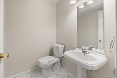 Welcome to this sought after first floor primary en suite - photo 11