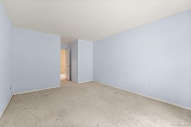 Welcome to this sought after first floor primary en suite - photo 18