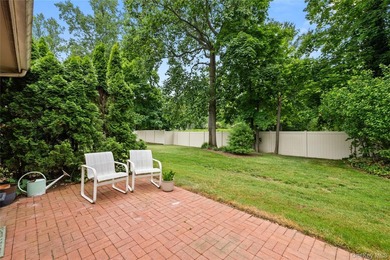Welcome to this sought after first floor primary en suite - photo 21