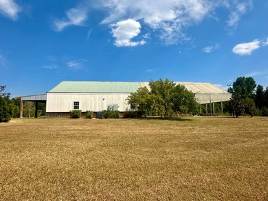 Are you in the market for a commercial property with unbeatable - photo 6