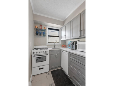 Enjoy coastal living in this spacious one bedroom apartment - photo 6