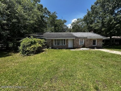 Brick exterior, 3 bedrooms and 1 bathroom. Make an appointment - photo 1